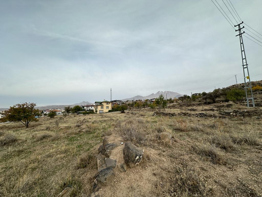 KAYSERİ DEVELİ HARMAN MAHALLESİ GÖLEMEN MEVKİNDE SATILIK VİLLA PARSELİ